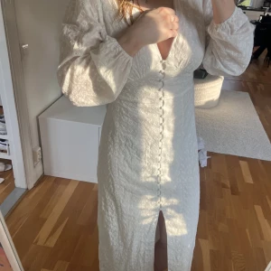 Helt ny klänning - Helt ny från Vila!  Nypris 899kr Säljes då den inte kom till användning vid det tillfälle som var planerat. Pris kan diskuteras vid snabb affär😊