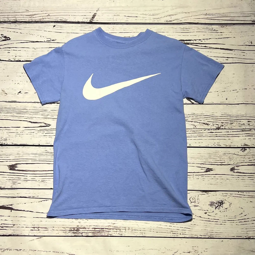 Märke: Nike Typ: T-shirt Färg: Babyblå Kroppstyp: Unisex Skick: Mycket Bra  Sparande av miljö  11x lägre utsläpp jämfört med ny vara Sparat vatten ca 1850 liter Sparat CO2 ca 2.4 kg. T-shirts.