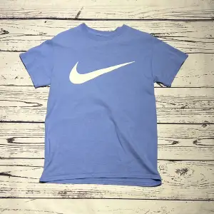 Märke: Nike Typ: T-shirt Färg: Babyblå Kroppstyp: Unisex Skick: Mycket Bra  Sparande av miljö  11x lägre utsläpp jämfört med ny vara Sparat vatten ca 1850 liter Sparat CO2 ca 2.4 kg