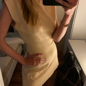 Klänning från zara  - Söt kort klänning från zara aldrig använ och i perfekt skick 🥰 passar även s också och L