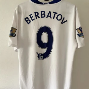 Berbatov 08/09 United - United bortatröja 08/09 med hjälten Berbatov. Utrustade med officiella guld patches då de vann ligan året innan. Tröjan är självklart äkta. Passar även medium. 8/10 skick. Vid fler frågor eller bilder är det bara skriva! 