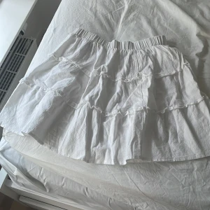 Kjol - Vit kjol i storlek M men skulle säga att det mer är en S❤️