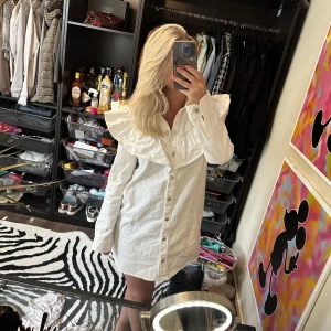 Denim klänning  - Vit Jeansklänning med volang från zara, knappt använd, storlek M