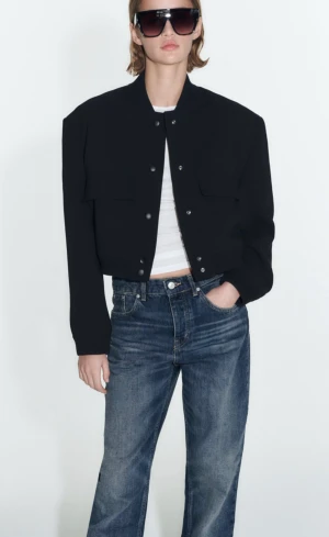 Populär Bomber Jacka från Zara - Säljer denna populära bomberjacka från Zara. Helt oanvänd med originalförpackning med.   Original pris 999:-