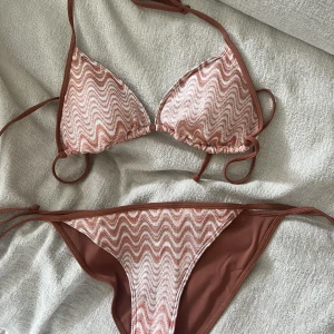 Missoni bikini  - Säljer denhär jätte fina bikinin som är missoni inspirerad! Den är från hm och storlek 40 men den är väldigt justerbar så den passar dem flesta! 💫 helt oanvänd!