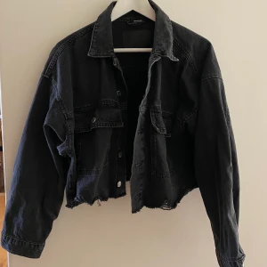 Den perfekta cropped jeansjackan - Det här är den perfekta jeansjackan! Jag använder mina hela tiden men säljer mammas som inte passar henne längre. 