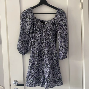 Sjukt gullig sommarklänning💞 - Super söt sommarklänning, sött blommönster🌸 perfekt till skolavslutningen, säljer pga för kort för mig (172)💓 Stl 34, HM divided, köpare står för frakt🥰