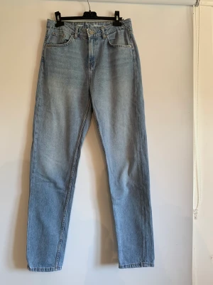 Ljusblåa jeans - Ljusblåa jeans i en rak modell. Storlek S, använda en del men i mycket bra skick! 