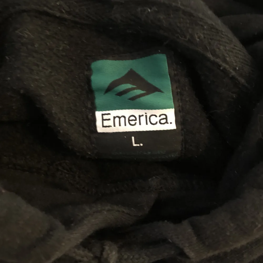 En riktigt ball hoodie från Emerica! Nypris: 1000kr. Skick 8/10, har använts rätt mycket men den har inga defekter. Hoodien sitter TTS. . Hoodies.