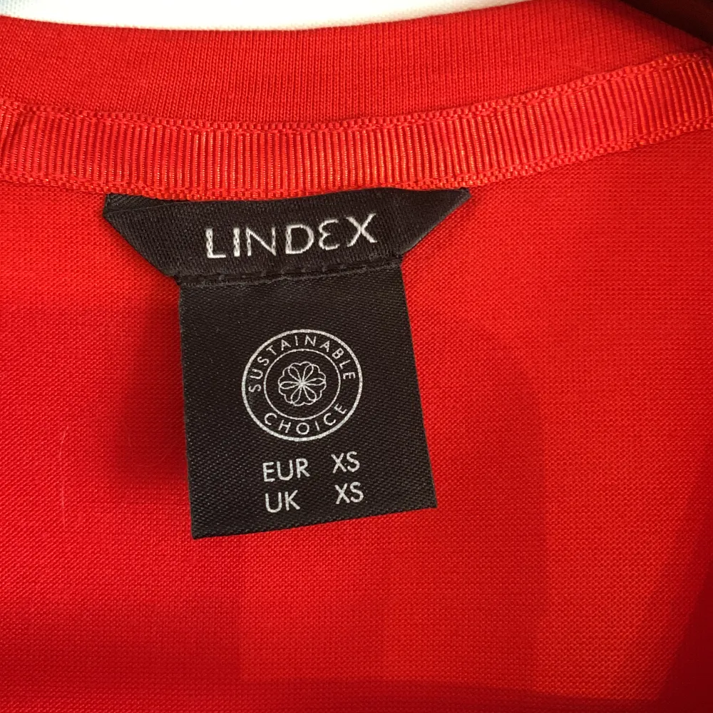 Röd t-shirt från Lindex. Använd endast en gång. Storlek XS. . T-shirts.