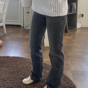 Jeans  - Snygga jeans ifrån zara, som är bootcut och lågmidjafe men är för små för mig i midjan.