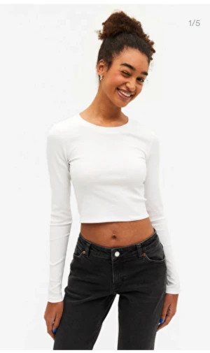 Vit långärmad tröja  - Säljer min långärmade tröja från monki då den är för liten💗 ordinarie pris 150 kr, knappast andvänd och i bra skick💗