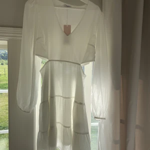 Studentklänning  - Helt ny, endast bara provad. Det är dubbla tyg i klänningen förutom i armarna Storlek 40   