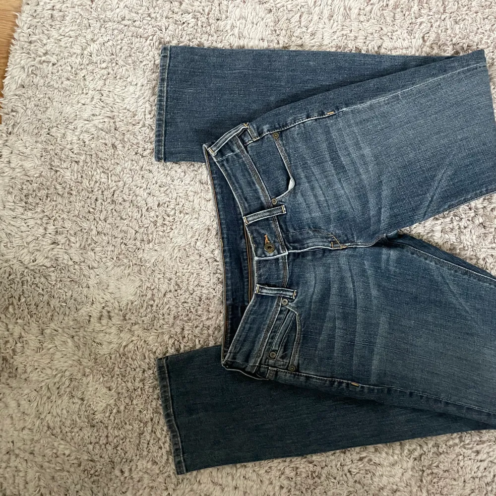 Supersnygga lågmidjade bootcut/straightleg jeans från Levis💕💕. Jeans & Byxor.