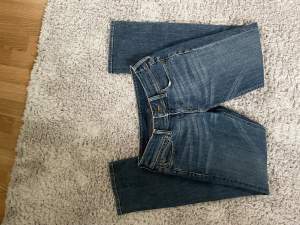 Supersnygga lågmidjade bootcut/straightleg jeans från Levis💕💕