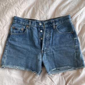 Levi’s 501 jeansshorts knappgylf mått W 28. Perfekt skick!