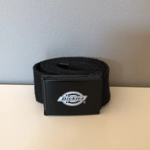 Dickies  - Säljer ett Dickies skärp för andvänder inte det kostar 200 kr ny skriv för fler frågor 