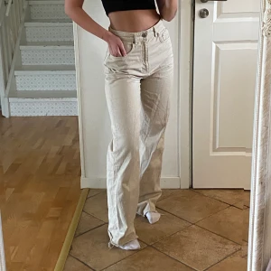 Jeans från Asos - Högmidjade jeans från Asos i fint skick.                             Nypris 499kr. Storlek 36                                                       Kontakta mig för mer information eller bilder😊                            