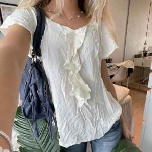 Blus! - Så söt blus köpt secondhand men aldrig använd! Lite skrynklig men det är bara att styrka den✨Uppskattar storlek Xs-S! Möts i Sthlm eller postar💕