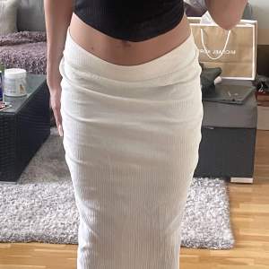 Superfin vit kjol perfekt för sommarn från Vera Moda som är till smalbenen på mig som är 165! 