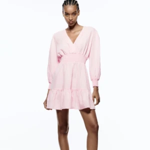 Zara klänning - Super fin rosa klänning ifrån zara. Använd endast 1 gång, säljer pga fel storlek.