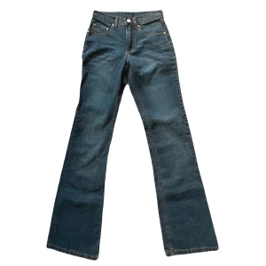 low-waits jeans, 26 - Midjebredd - 32,5cm Längd från grensömmen - 22cm Total längd - 102,5cm Benets bredd längst ner - 22cm