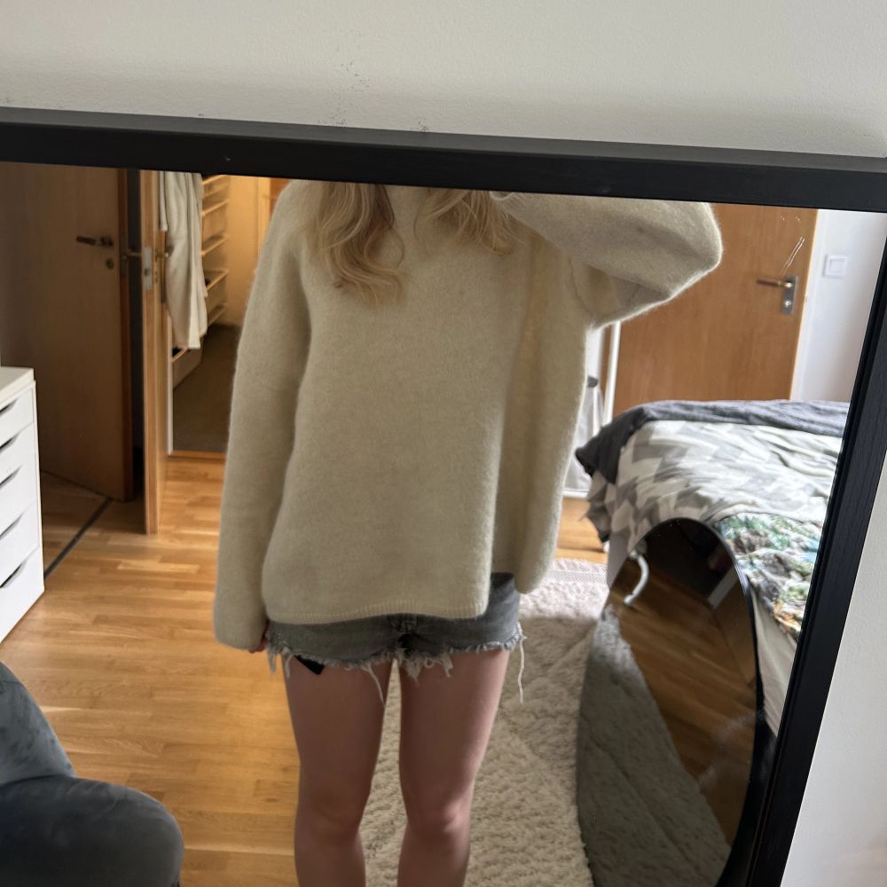 populära jeansshorts från zara! mid waist!. Shorts.
