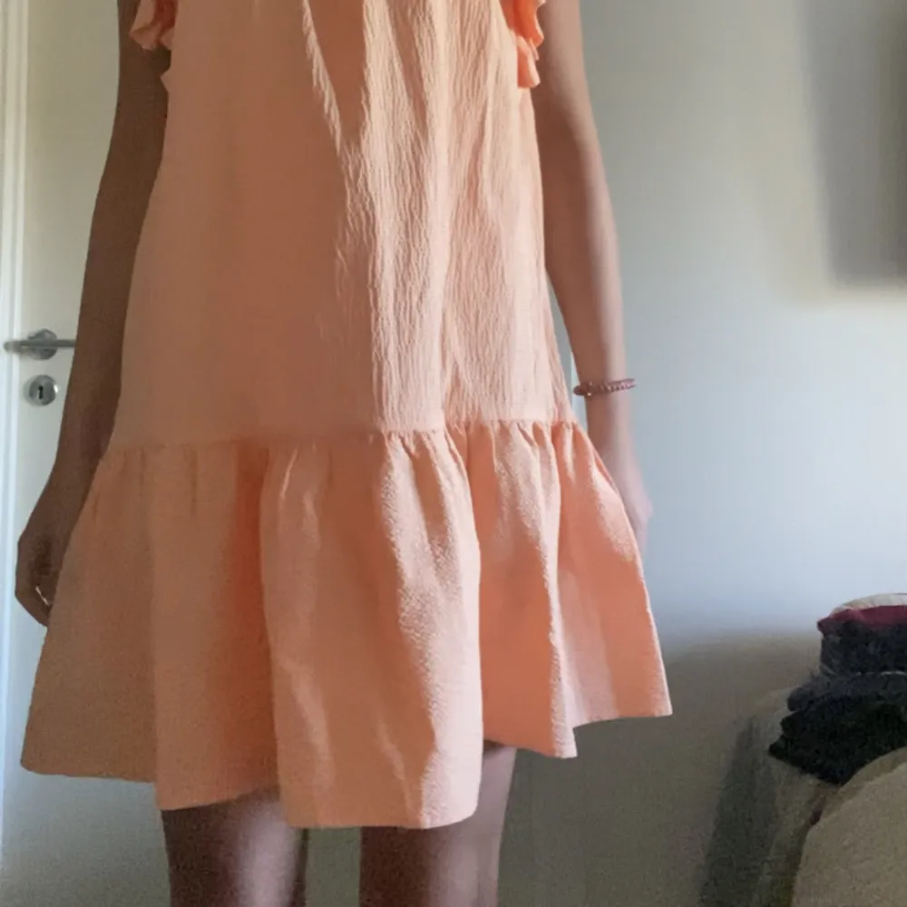 Jätte fin orange klänning i stl 164 men passar även XS. Säljer för 200k+frakt! Hör av dig vid frågor❤️. Klänningar.