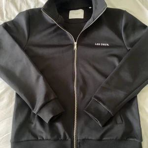 Les Duex zip up  - Säljer nu min jätte fina Les Duex tröja då jag inte använder den längre!  Väldigt bra skick och inte använd så mycket alls! Köpt för 1999kr på Johnells