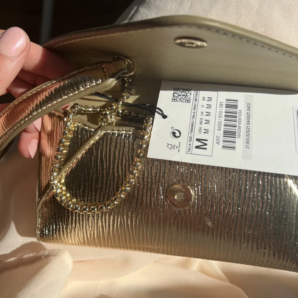 Kuvertväska/clutch från Zara, oanvänd som jag tänkte ha till balen🥂 Rymmer telefon mm. Väskor.