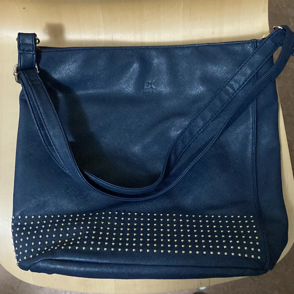 Large purse. Can take a laptop + books + more. Changeable strap size. Smaller sections inside. . Väskor.