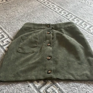 Kjol - En jätte fin grön kjol som har super bra matrial