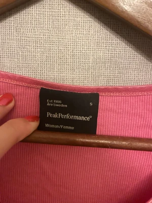 Rosa peak topp - Rosa peak performance topp. Nästintill oanvänd, så i väldigt fint skick. Lite kortare i ärmarna, själv 