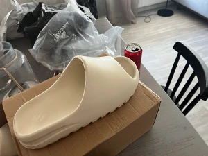 Yeezy slides  - Helt nya, fick dem i present av min farbror från Frankrike och dem var för stora. Lite skador på kartongen då den låg i resväska men annars inget fel på dem. Köpta för ca 3800kr