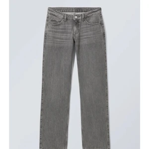 Arrow low jeans  - Säljer mina grå arrow jeans från weekday då dom tyvärr är för stora i midjan. Köpta förra sommaren men i bra skick. Är 167 och de passar bra i längden💕 Kan tänka mig att byta mot likadana i strl 26/30 eller 25/32💕