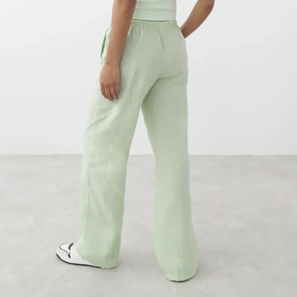 Gröna linnebyxor från Gina storlek S. Helt nya använda 1 gång, inte min stil.  Köptes för 400🌺🌸🌱🌷gröna lågmidjade eller högmidjade. Jeans & Byxor.