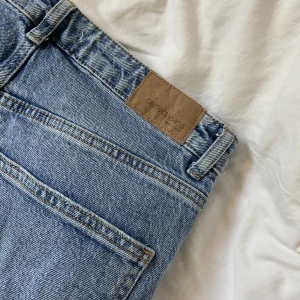 blåa jeans - högmidjade bootcut jeans ifrån gina!  har behövt kapa dem på längden då de var för långa för mig som är ca 160.  har över en liten slits på insidan! jättefint skick! (köparen står för frakten) 🚚
