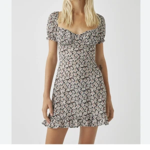 Klänning - Pull & Bear - Blommig klänning från Pull & bear, storlek s men liten i storleken 