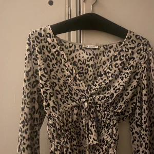 Zara blus  - Fin zara blus, har inte fått andvändning av den. Inga difekter. Skriv för frågor eller intressen ❤️