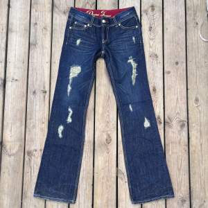 Fina low waist jeans med fina guldiga detaljer Midjemått 35cm Innerbens längd 78cm Ytterbenslängd 103cm