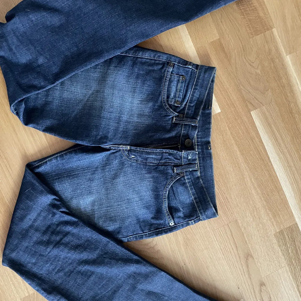 As snygga lågmidjade jeans från Replay W26 L32. Säljer då de ej passar mig, Kan ej stänga gylfen. Frakt ingår inte/kan mötas upp. Super fint skick. Jeans & Byxor.