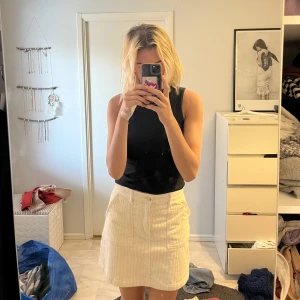 Corduroy kjol - Beige kjol från Monki. Lagom hög midja. 