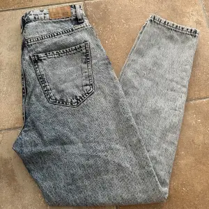 Dagny mom jeans från Gina Tricot i storlek 34. Ordinarie pris 500kr, säljer för 250kr.