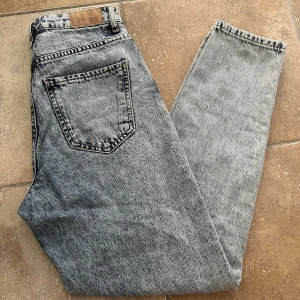 Dagny mom jeans  - Dagny mom jeans från Gina Tricot i storlek 34. Ordinarie pris 500kr, säljer för 250kr.