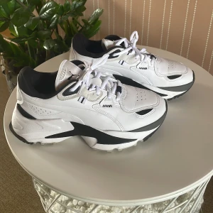 Puma - orkid - Puma orkid sneakers White/black  Strl 37  Använda ett fåtal gånger 