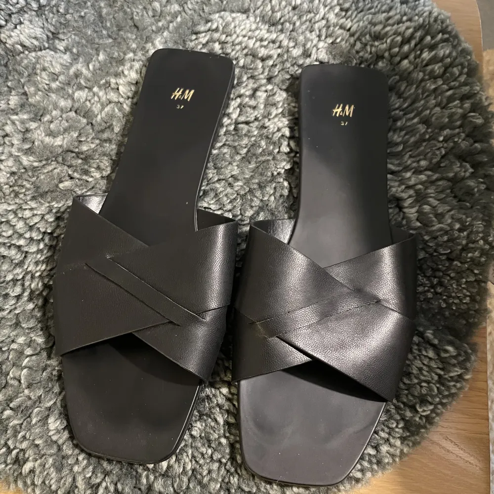 Så fina svarta sandaler från h&m. Storlek 37, använda fåtal gånger så väldigt bra skick😇. Skor.