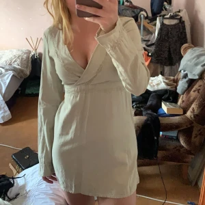 veromoda klänning - superfin veromoda klänning som tyvärr är precis för kort på mig ( jag är 163 ). skulle sitta perfekt på någon som är 160!❤️