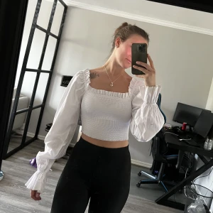 Blus na-kd - Superfin vit blus från nakd som går att använda off shoulder och vanligt. Använd 3 gånger ungefär. Passar 34/36 då den är i smock material.