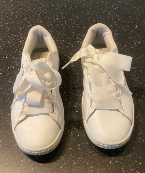 Puma skor - Säljer dessa för att dem är för små. Dem är i bra skick men finns tecken för användning. Dem är jätte fina till nu på sommarn. Storlek 38,5 och säljer för 200, pris kan diskuteras.