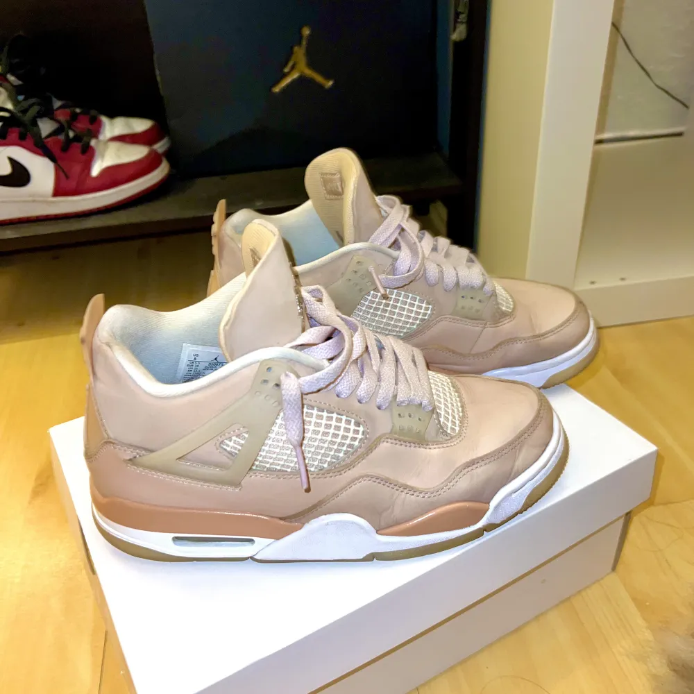 Finaste Jordan 4 använda med kärlek. Har både rosa och vita skosnören. Inköpt på Takeoff Sneakers i Köpenhamn.  Medföljer låda såklart.  Inköptes för 5000kr . Skor.